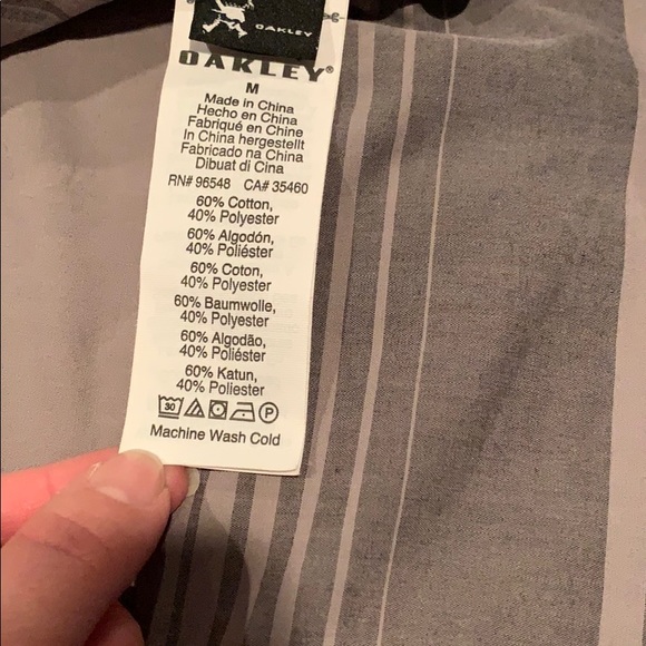Men’s Oakley Button Down - Picture 5 of 5
